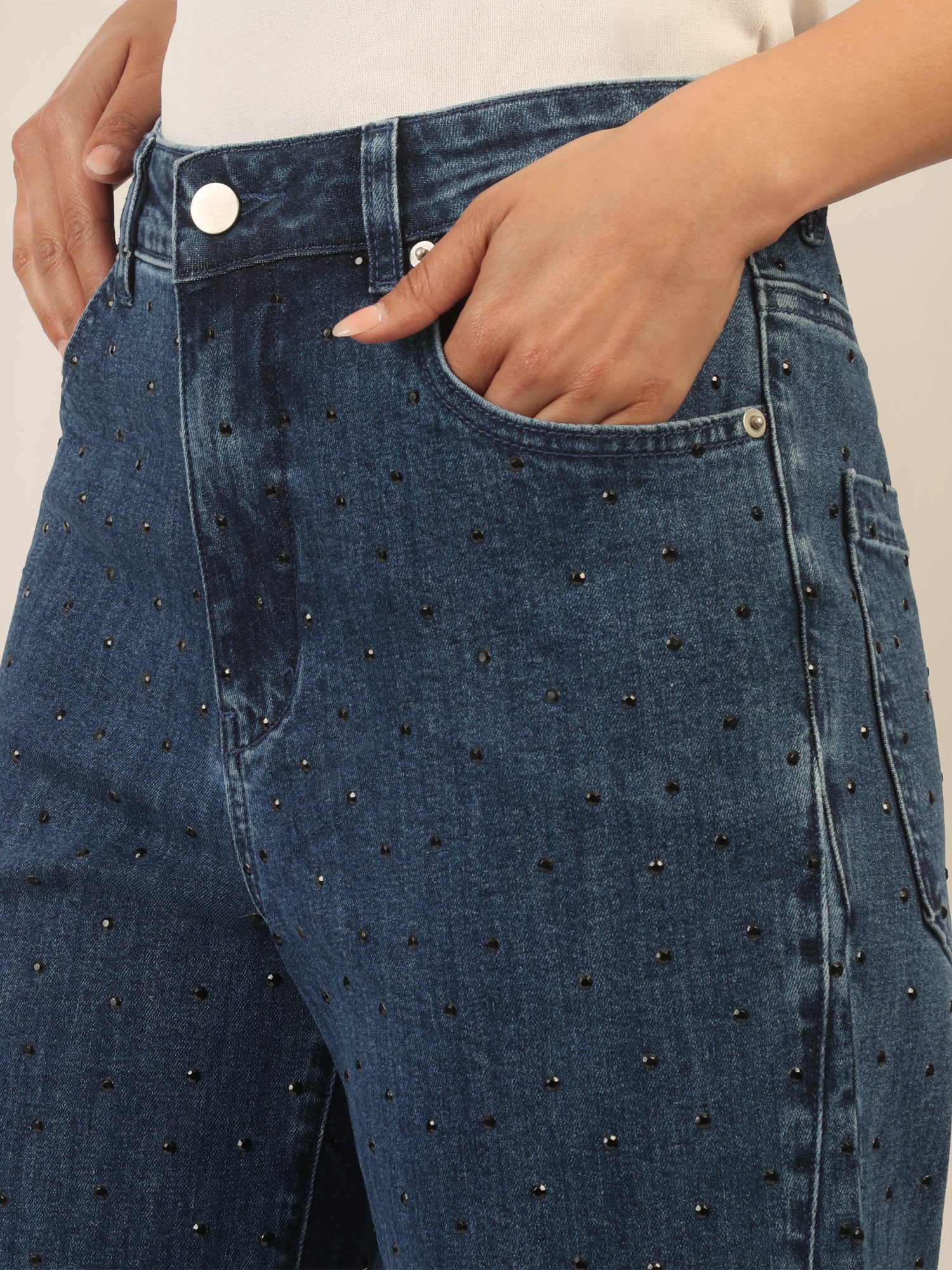 APART Weite Jeans mit Kristallsteinen in Stone- washed Optic | mittelblau - Image 4