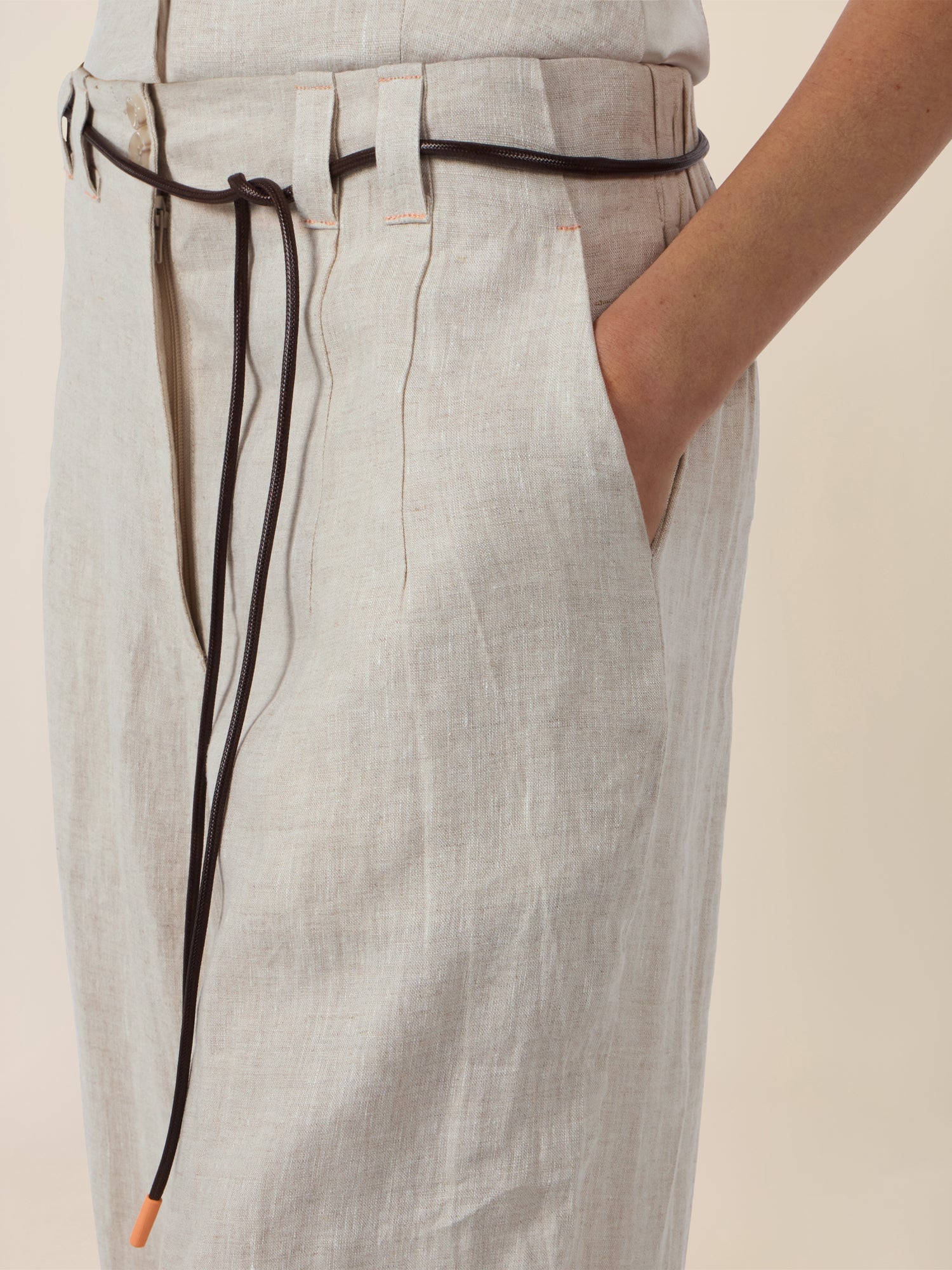 APART Weite Leinenhose mit Gürtel-Detail | beige-meliert - Image 5