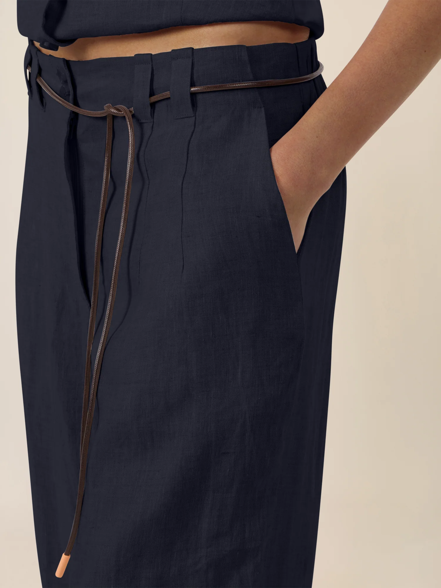 APART Weite Leinenhose mit Gürtel-Detail | nachtblau - Image 5