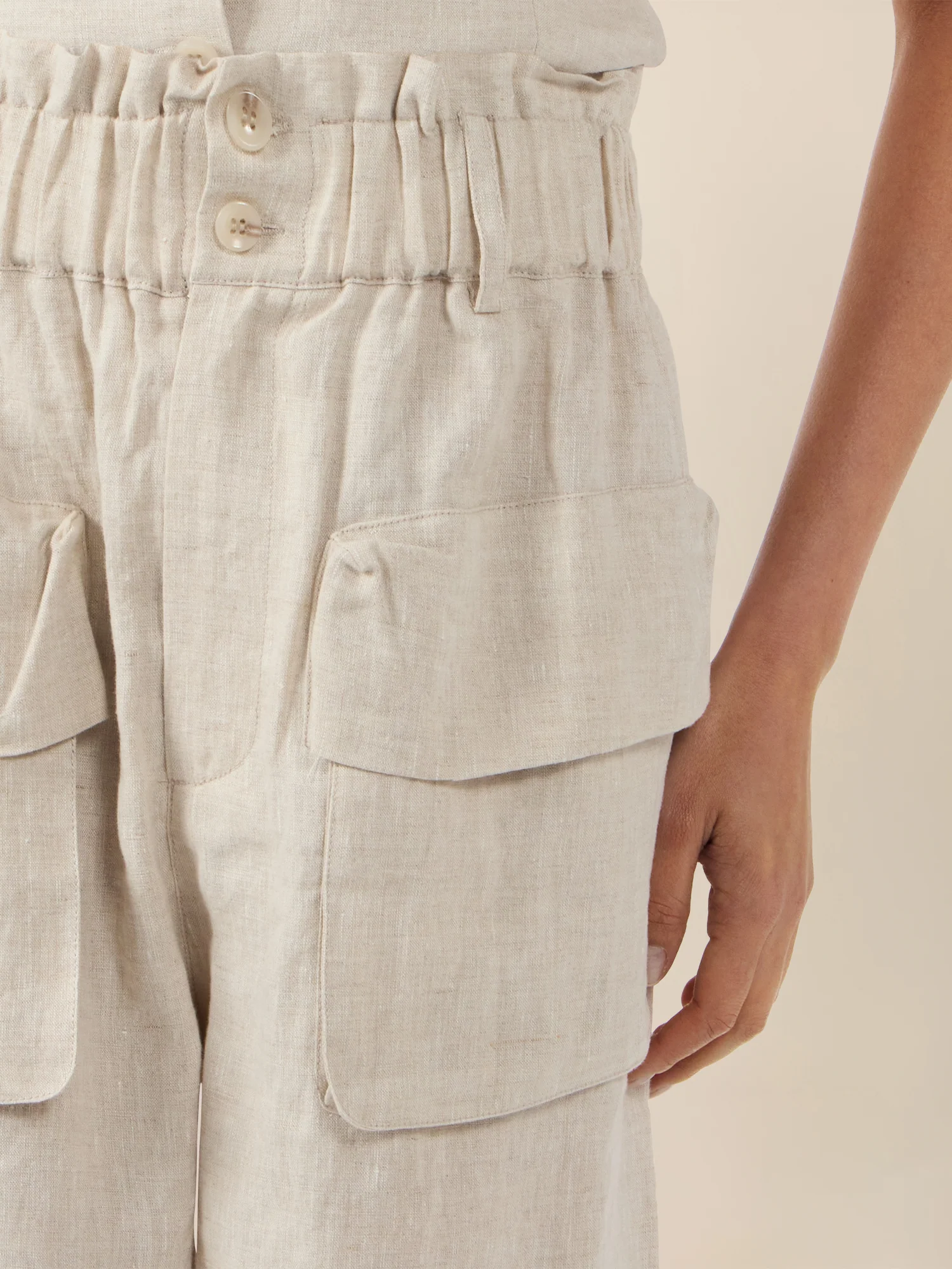 APART Weite Shorts mit Paperbag-Bund und Cargotaschen | beige-meliert - Image 5