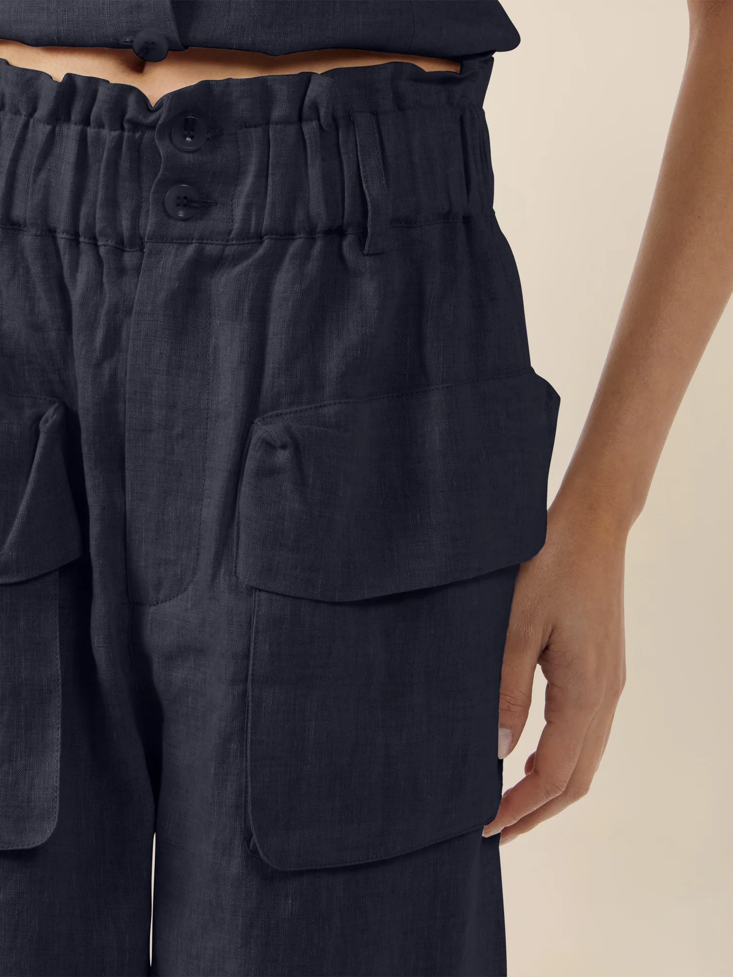 APART Weite Shorts mit Paperbag-Bund und Cargotaschen | nachtblau - Image 5